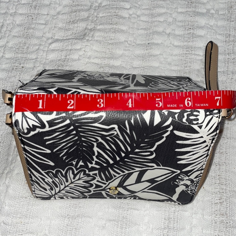 Kate Landry wallet black & white, tan accents, gold zipper, leaf design. - Picture 5 of 9